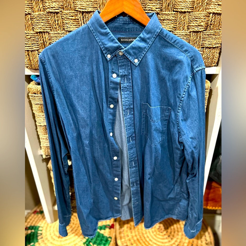 Banana republic men’s button up dress shirt, size large, navy denim blue color